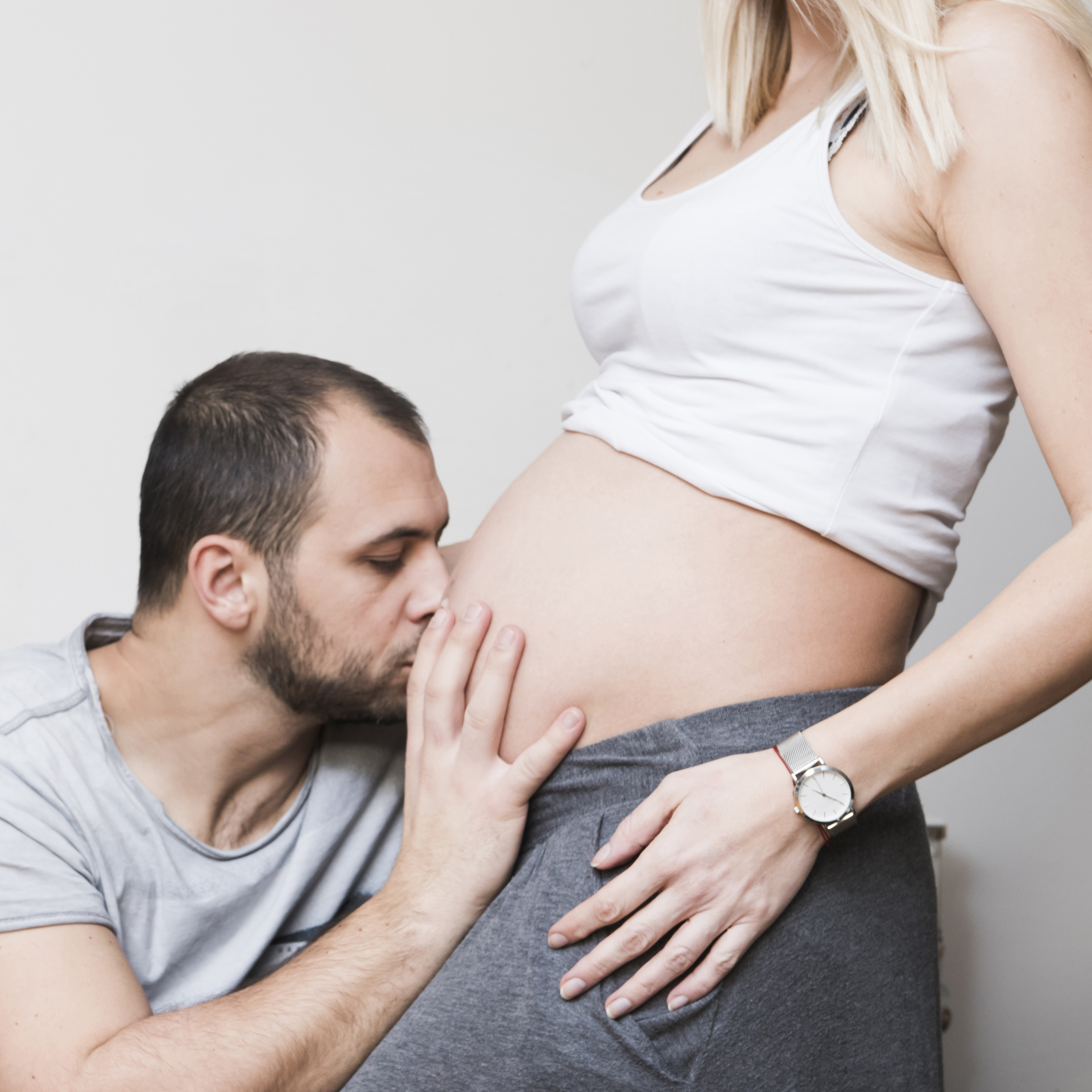Беременную жену друзьям видео. Фотосессия с беременной женой. Беременна женщина с мужем. Обнимает беременную.