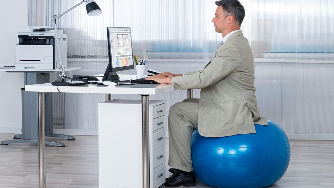 Pelota de Pilates o swiss ball como silla de teletrabajo